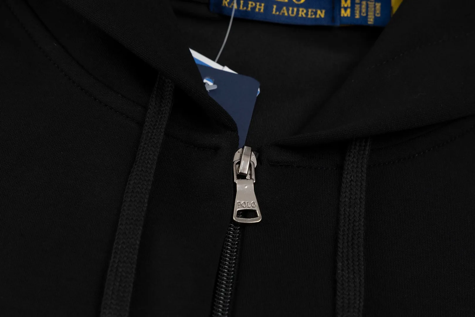 P236 #R95 Ralph Lauren/Ralph Lauren Twelve Color Pony🐎 Embroidered zipper cardigan jacket hooded sweatshirt This hooded sweatshirt is decorated with a simple style that represents Ralph Lauren. It is paired with a pony embroidery pattern, which is three-dimensional and full! The solid color fabric paired with exquisite embroidery instantly sets it off! Hooded sports design, loose and casual fit! The overall texture is very strong! Through the pictures, we can feel the thickness and texture of custom-woven and dyed threads. The workmanship is exquisite. They are shipped from major foreign trade factories. They are all made by masters with many years of experience. Everything is of high standards and requirements! Simple and versatile style ~ super delicate and soft, close to the body without being tied, all fabrics and accessories are original custom-made and of high quality! Perfectly reflects the brand’s sense of superiority! Standard cut, comfortable stretch, unrestricted movement! Highly practical, high-end and classy! Versatile style ~ can be paired with jeans or jogging pants. Ideal for transitioning from your morning commute to weekend events!  Color: Black with red label Black with white label Khaki Navy blue with red label Navy blue with white label White Light gray Dark gray Burgundy Army green Light blue Pink Size: S M L